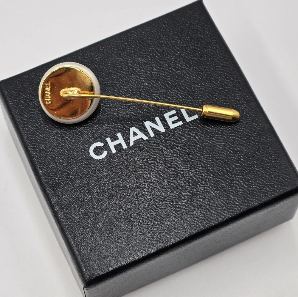 #29 / 90's Vintage - Chanel Classic Gold Plated CC Faux Pearl Pin - Vintage - Picture 4 of 9